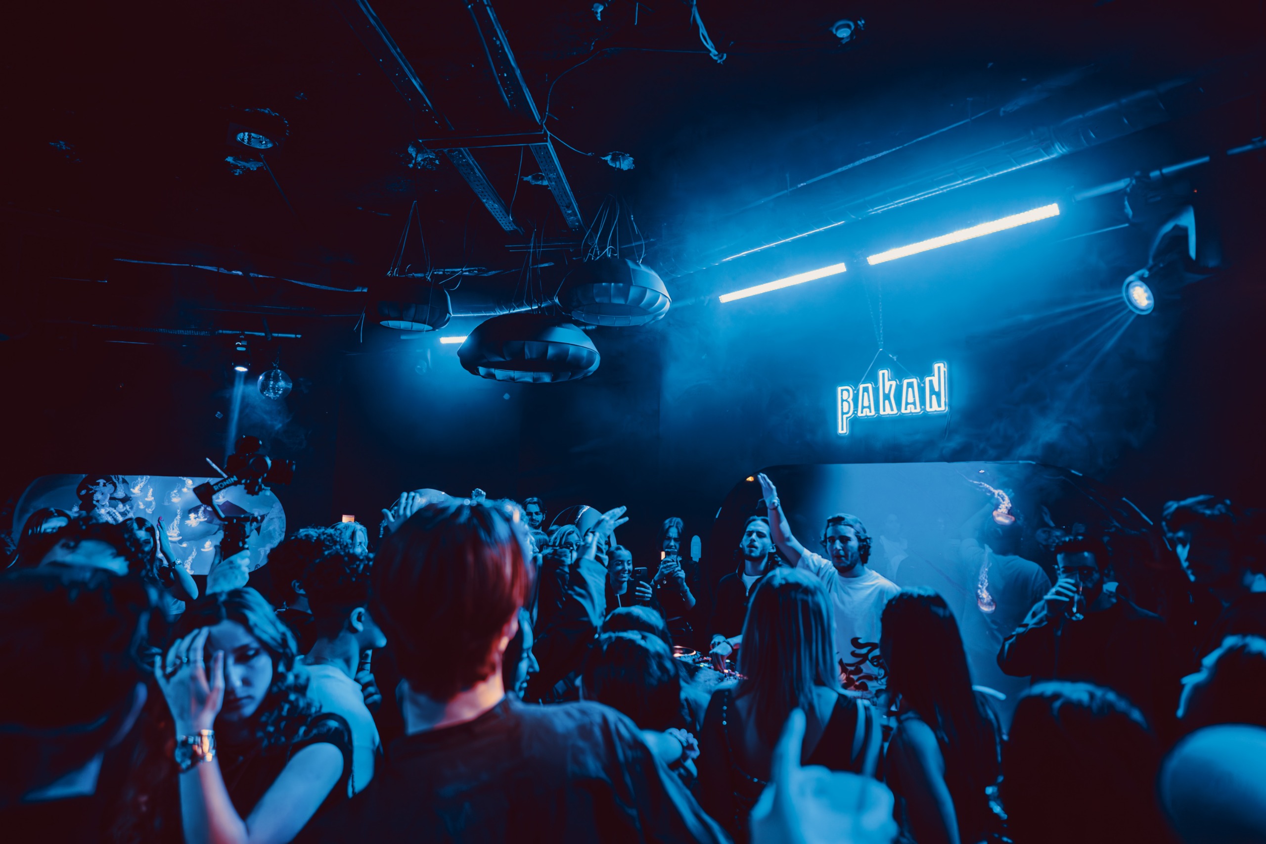Néon LED bleu BAKAN illuminant une salle de club en pleine soirée