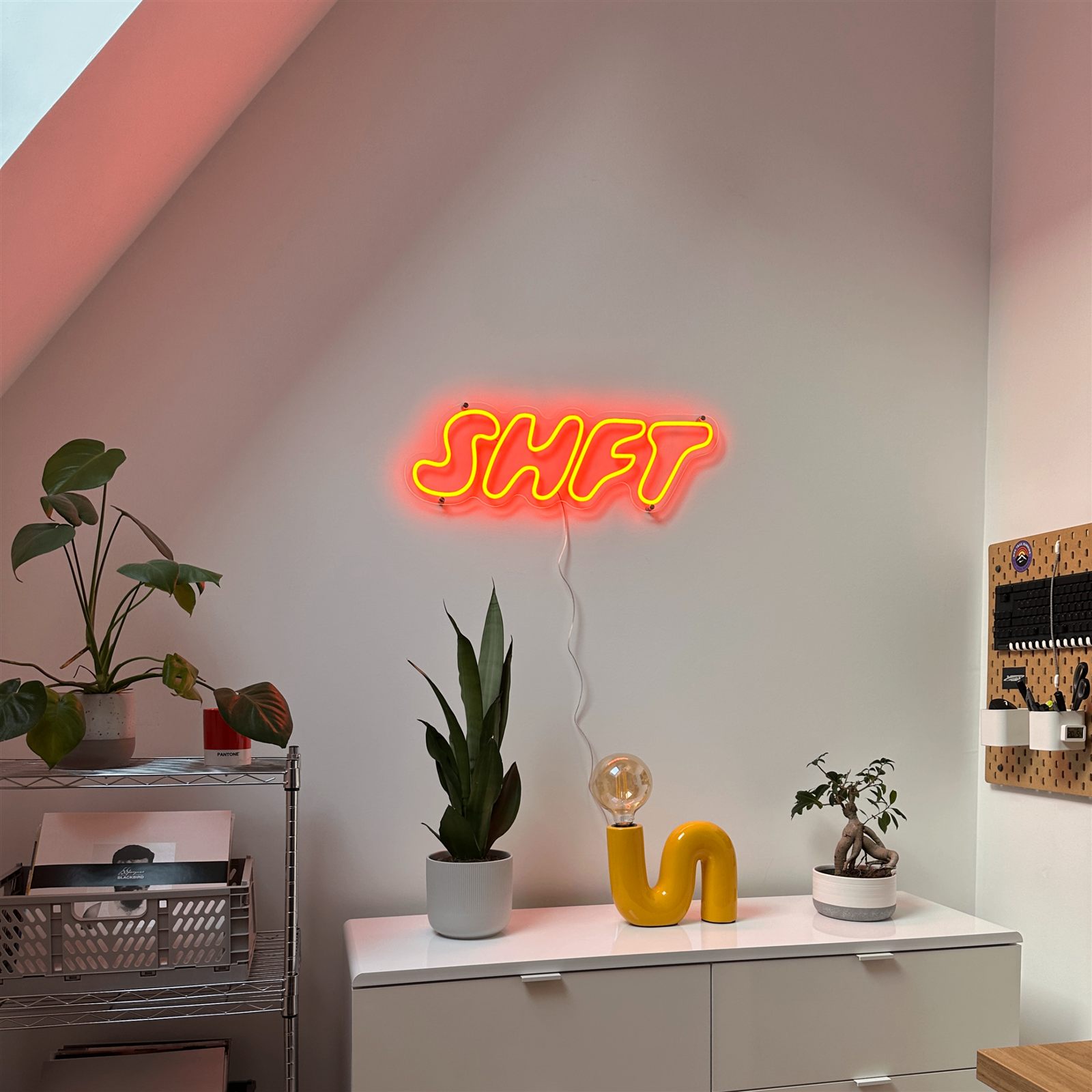 Néon LED orange SHFT dans un intérieur chaleureux avec plantes