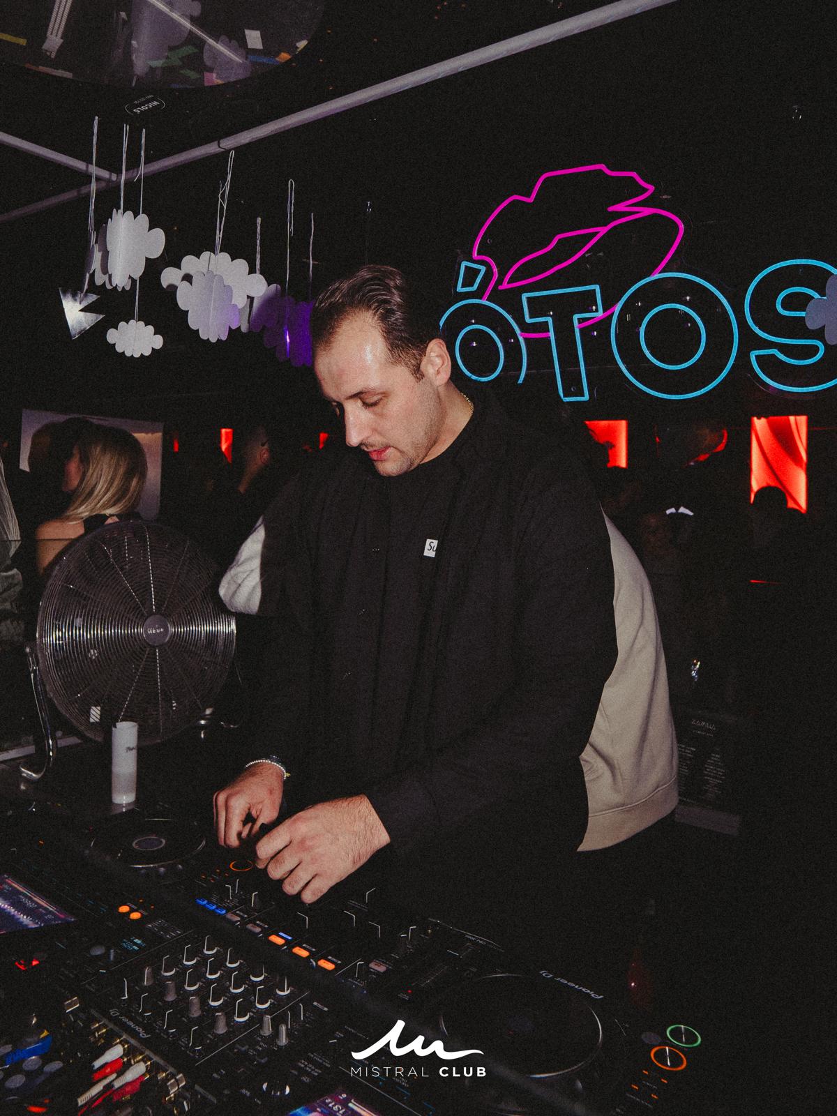 Néon LED bleu et rose lors d'une soirée avec DJ